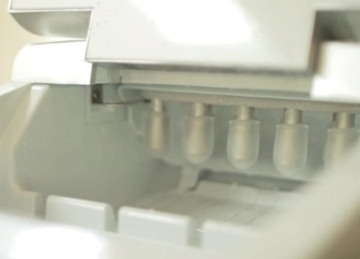 Eiswürfelmaschine - Eismaschine - Eismaschine für die Arbeitsplatte - Neues kompaktes Modell - Kein Wasseranschluss erforderlich - 15kg Eis in 24 Stunden - 